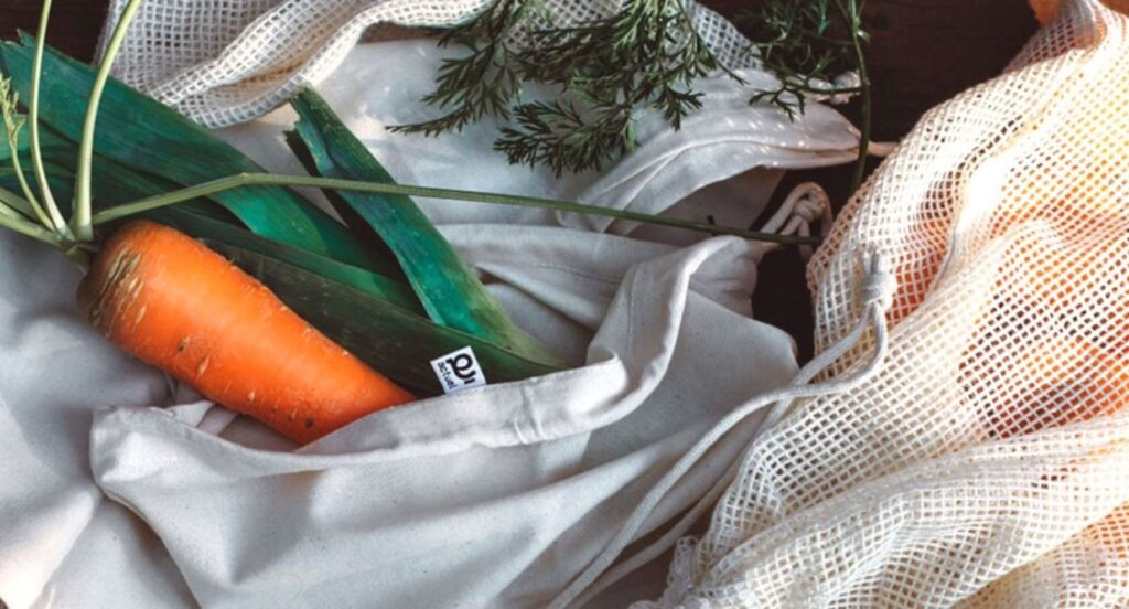 Auchan reutiliza 130 toneladas de plástico em sacos ecológicos