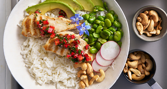 BOWLS DE FRANGO, ARROZ, EDAMAME, ABACATE, RABANETES E MOLHO CHIMICHURRI