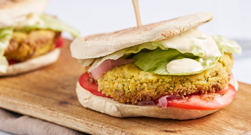HAMBÚRGUERES DE TREMOÇO COM MOLHO DE IOGURTE VEGAN