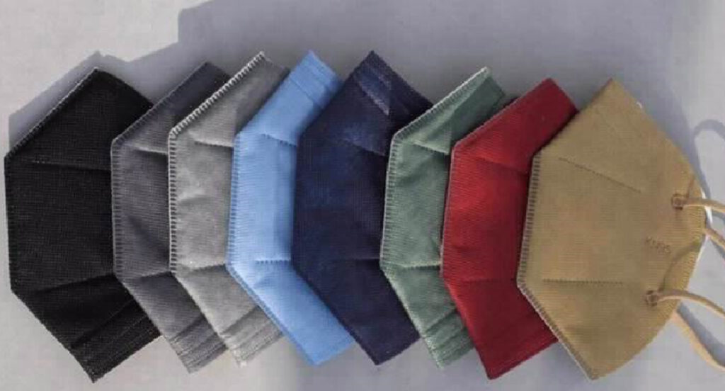 Auchan aposta em proteção colorida com máscaras azuis, verdes e douradas
