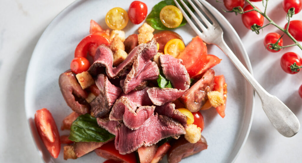 TIRAS DE BIFE DO LOMBO COM PANZANELLA