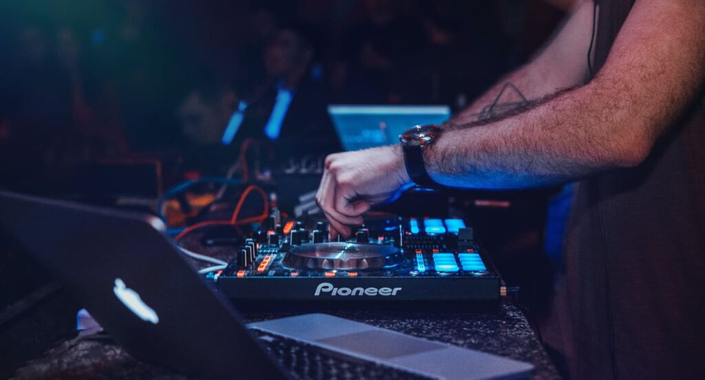 Torna-te num DJ de sucesso com a ProDJ
