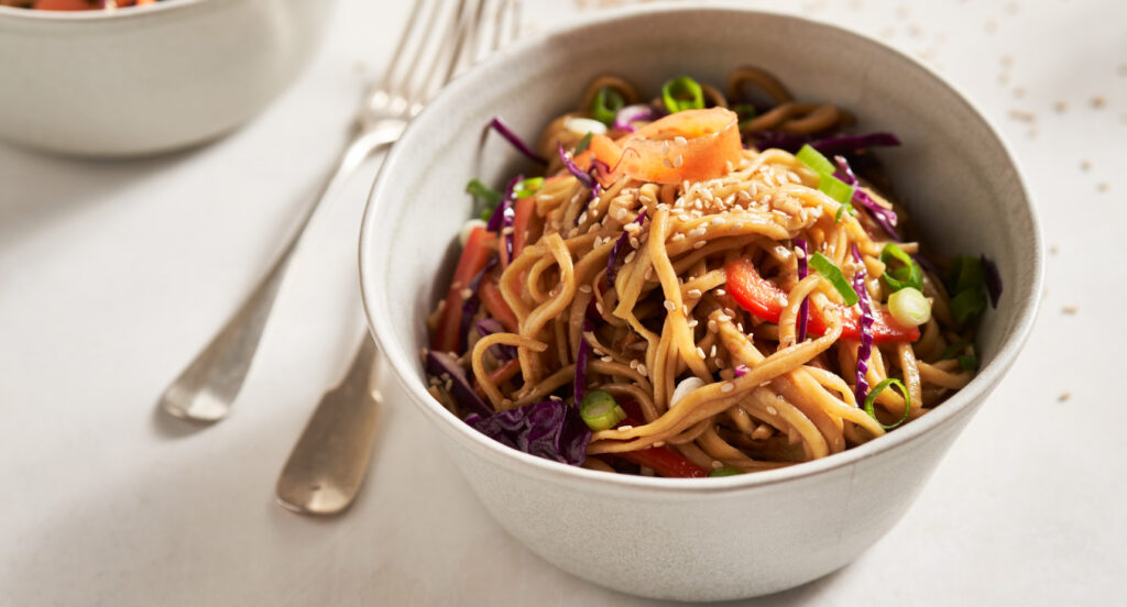 NOODLES COM VEGETAIS E MOLHO DE SOJA