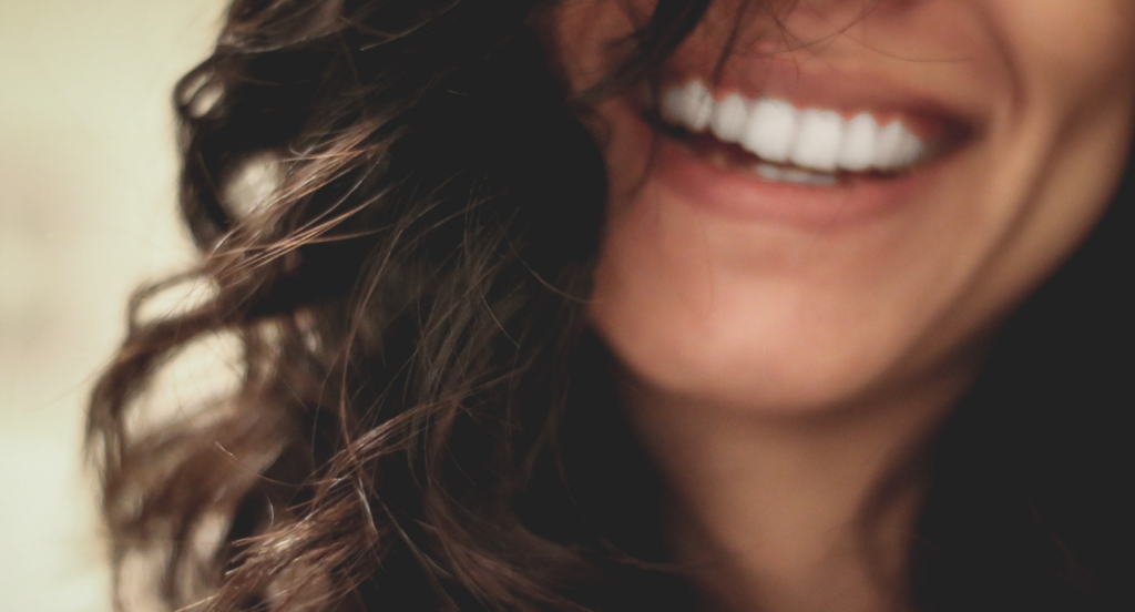 Dentes brancos, fortes e saudáveis, quem não quer ter?