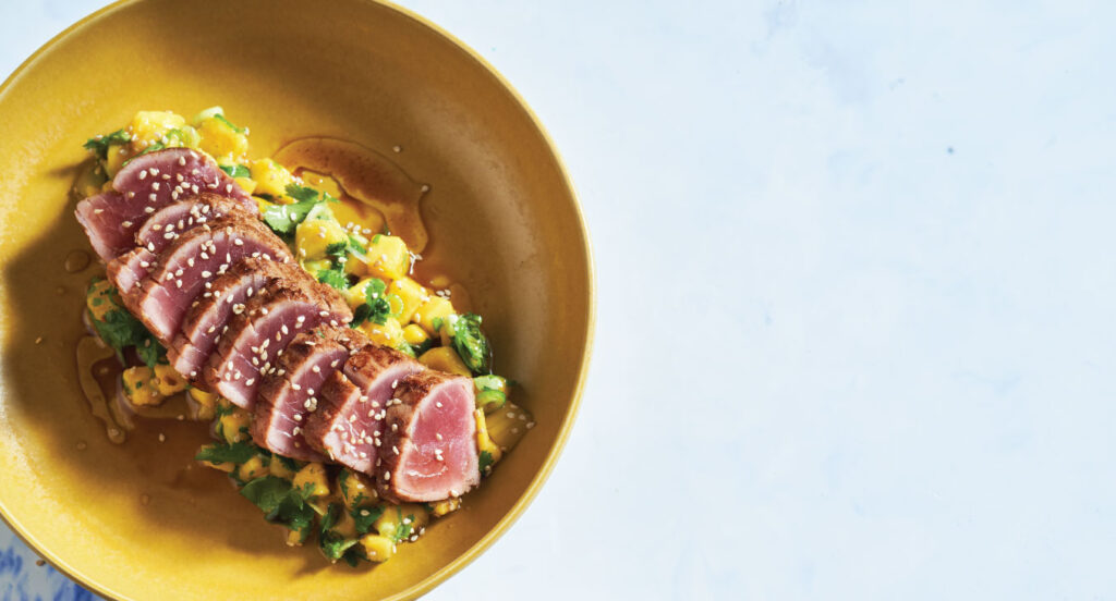 ATUM BRASEADO COM SALADA DE MANGA E COENTROS E VINAGRETE ASIÁTICO