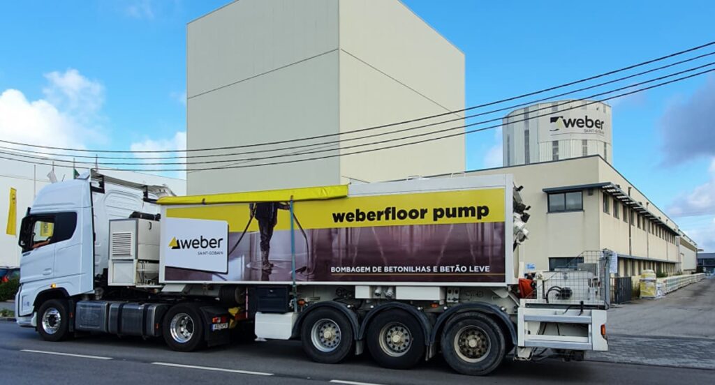 Weber lança serviço mecanizado Weberfloor Pump para aplicação de pavimentos