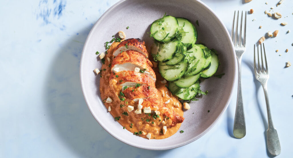 TIKKA MASALA DE FRANGO COM CAJUS E SALADA DE PEPINO
