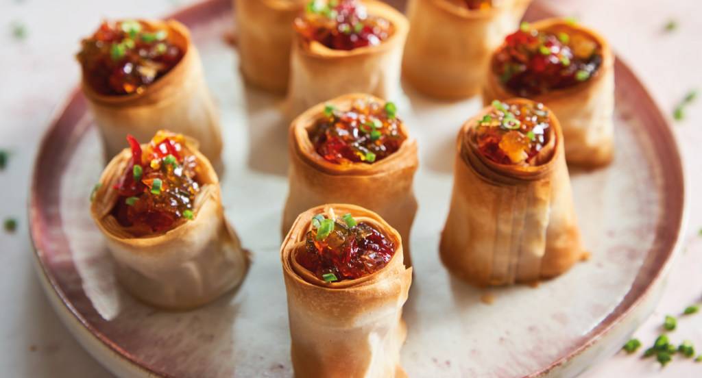CANAPÉS DE ALHEIRA E MASSA FILO COM COMPOTA DE PIMENTOS